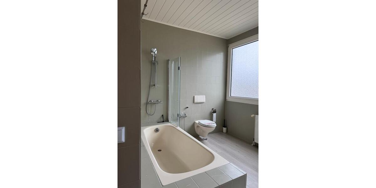 Etagenwohnung Wuppertal Gemarkung Vohwinkel - 3 Zimmer, 120 m&sup2;, 900&euro; | Angebot:25751635