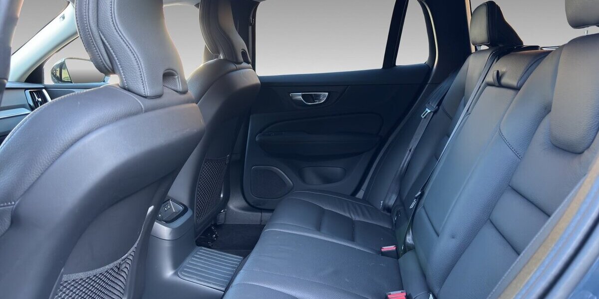 Volvo V60 T8 Plus Dark Hybrid AWD Leder LED AHK 12.629 km 28.900 &euro; Wuppertal 42327