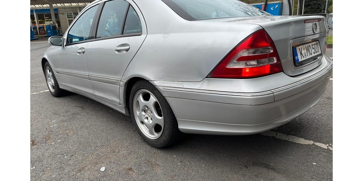 Mercedes-Benz 240 263.990 km 2.800 &euro; Köln 50667