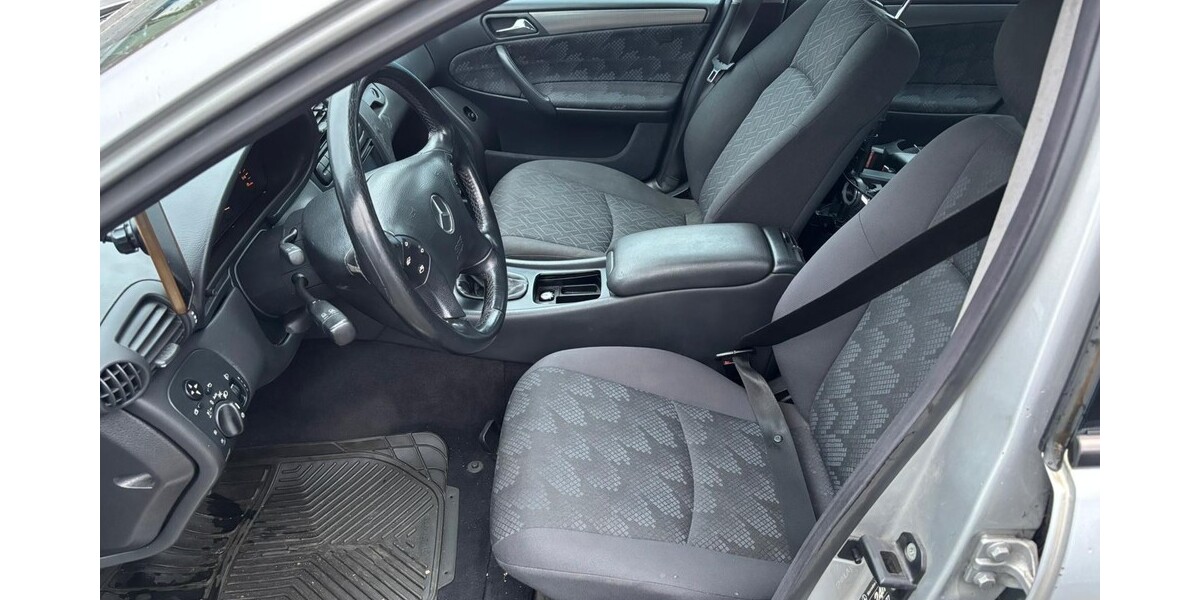 Mercedes-Benz 240 263.990 km 2.800 &euro; Köln 50667