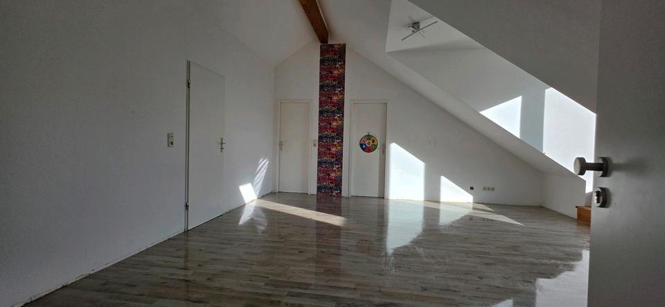 Dachgeschoßwohnung Köln Mülheim - 3 Zimmer, 80 m&sup2;, 910&euro; | Angebot:26039414