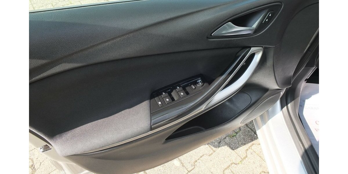 Opel Astra EDITION NAVI KLIMA TEMPOMAT BLUETOOTH 99.125 km 8.908 &euro; Köln 50858