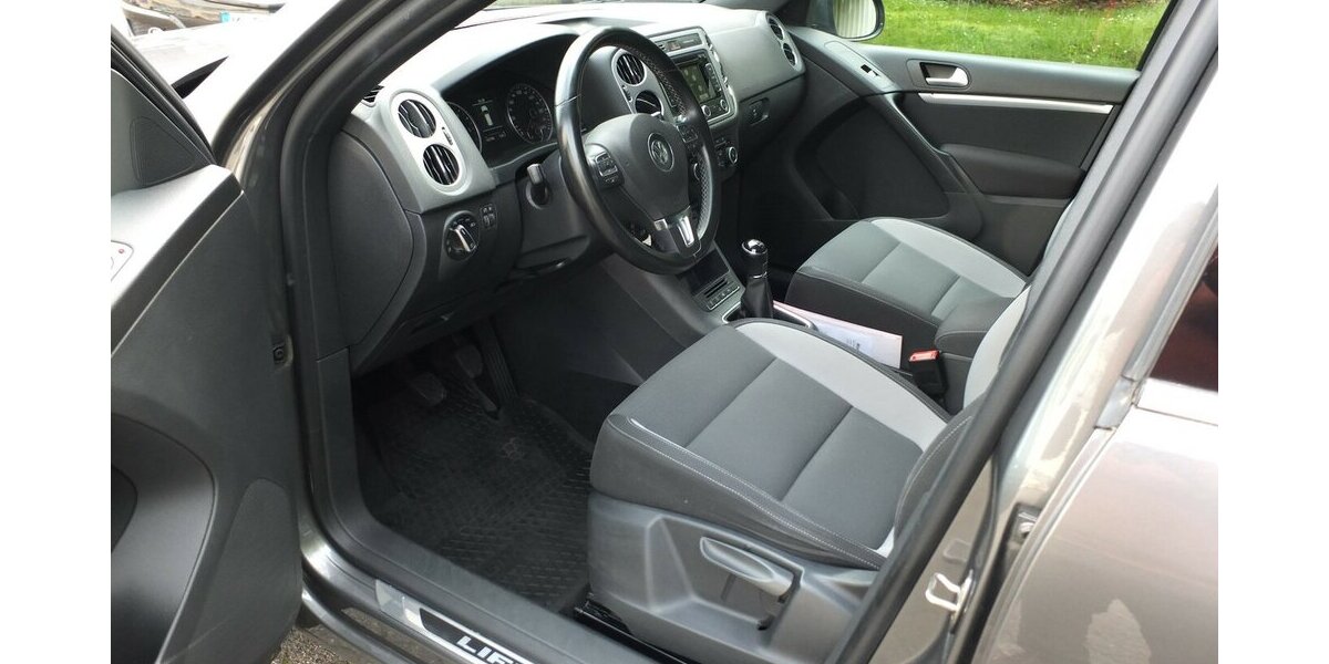 VW Tiguan LIFE NAVI AHK PARKPILOT SHZ BLUETOOTH 124.710 km 11.904 &euro; Köln 50858