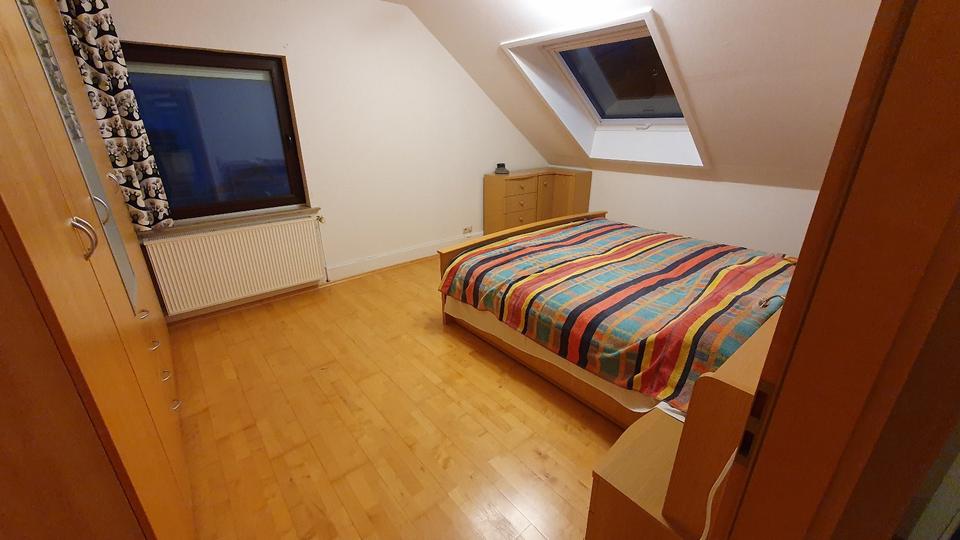 Dachgeschoßwohnung Bergisch Gladbach - 3 Zimmer, 90 m&sup2;, 1.250&euro; | Angebot:22460035