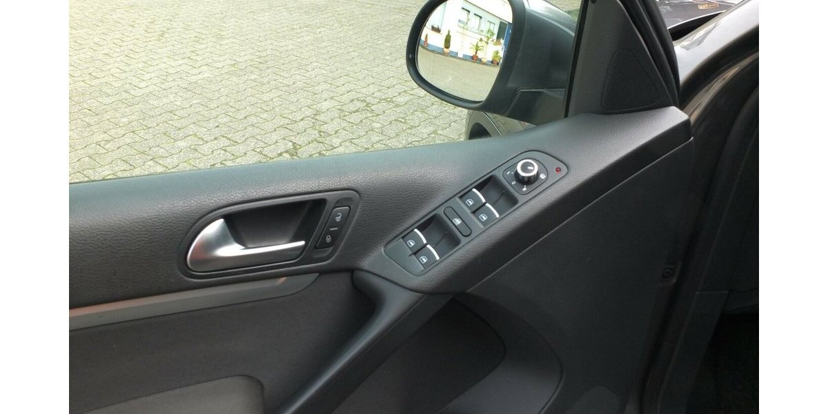 VW Tiguan LIFE NAVI AHK PARKPILOT SHZ BLUETOOTH 124.710 km 11.904 &euro; Köln 50858