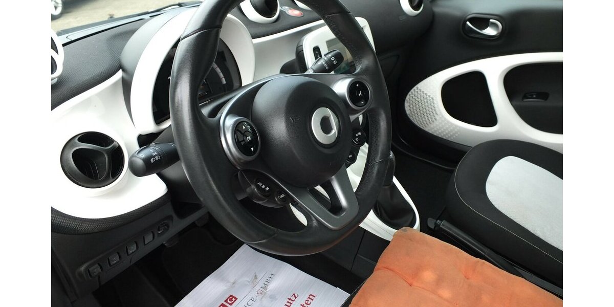 Smart ForTwo PASSION NAVI PANORAMA KLIMAAUTOMATIK SHZ 96.799 km 8.904 &euro; Köln 50858