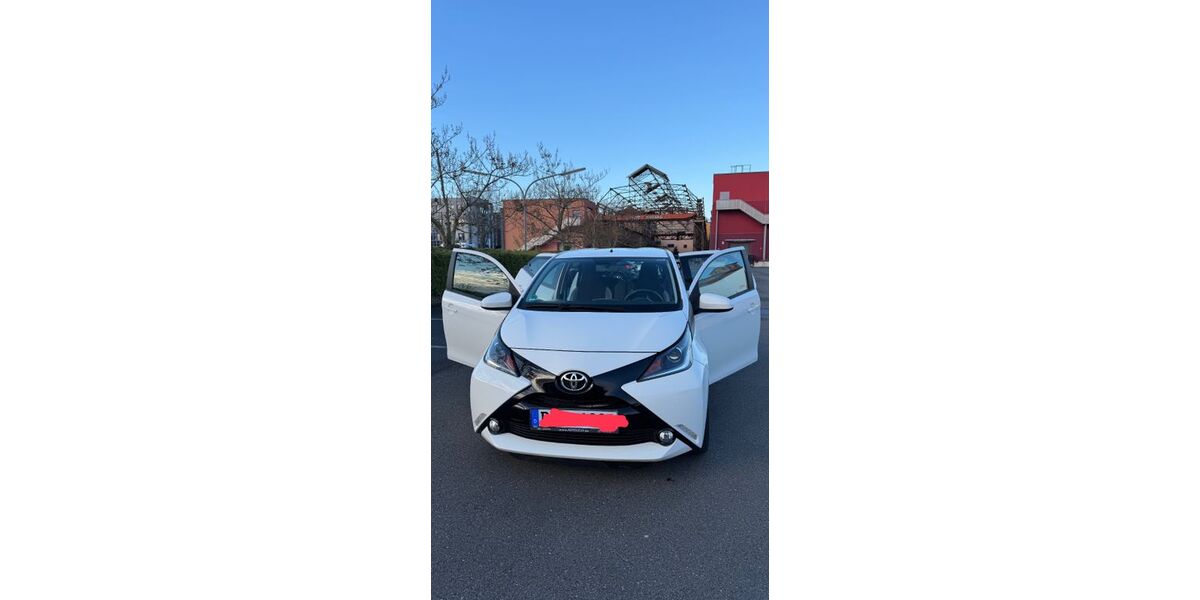 Toyota Aygo (X) 56.000 km 8.900 &euro; Düsseldorf 40597