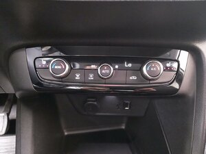 Opel Corsa e Elegance SHZ NAVI KAM ALLWETTER 17.373 km 18.880 &euro; HAAN 42781