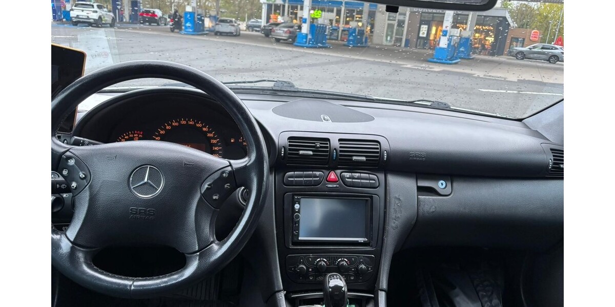 Mercedes-Benz 240 263.990 km 2.800 &euro; Köln 50667