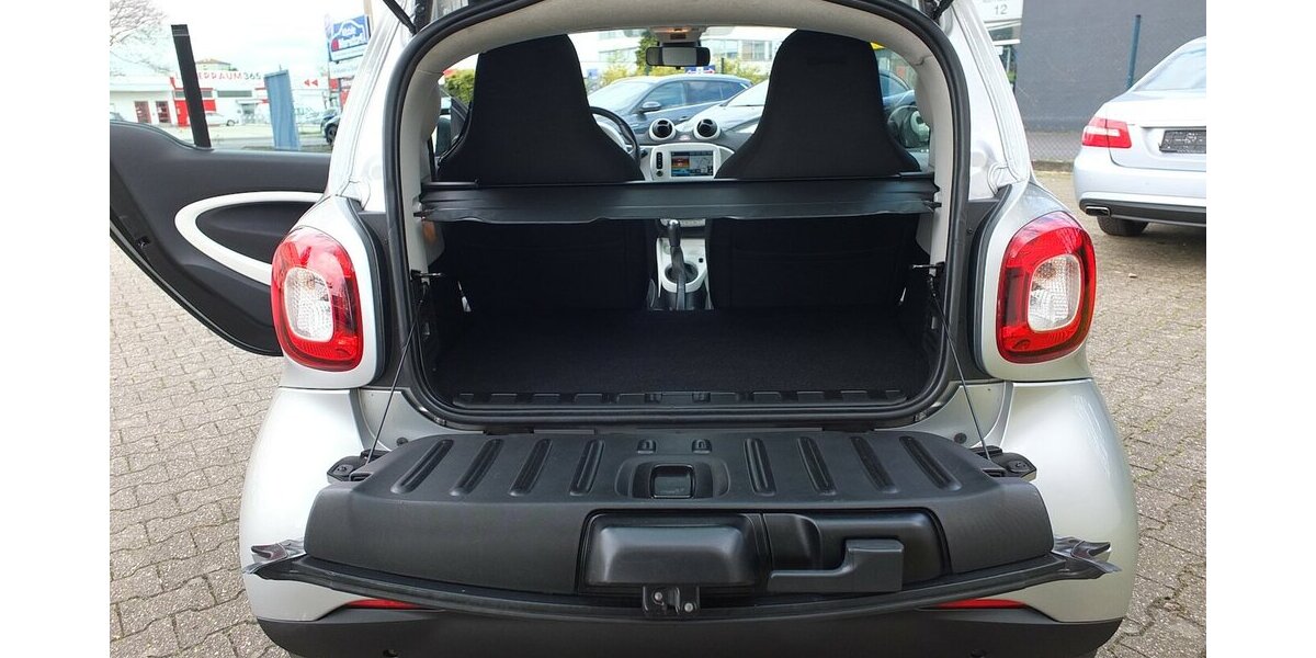 Smart ForTwo PASSION NAVI PANORAMA KLIMAAUTOMATIK SHZ 96.799 km 8.904 &euro; Köln 50858