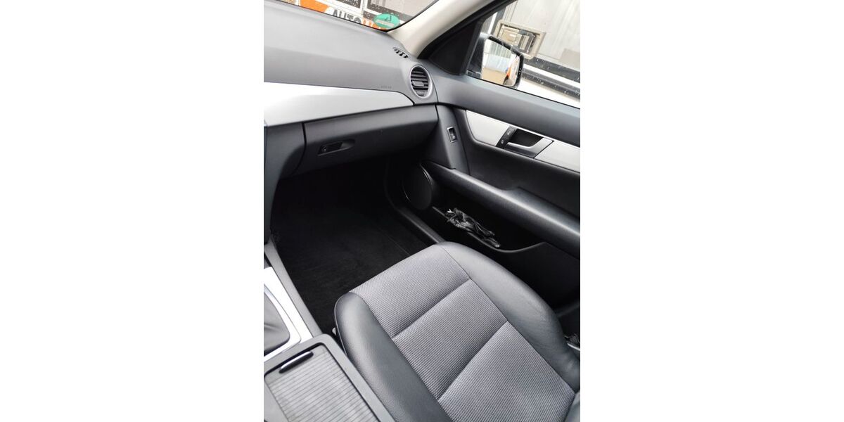 Mercedes-Benz C 250 117.000 km 8.850 &euro; Kòln 51063