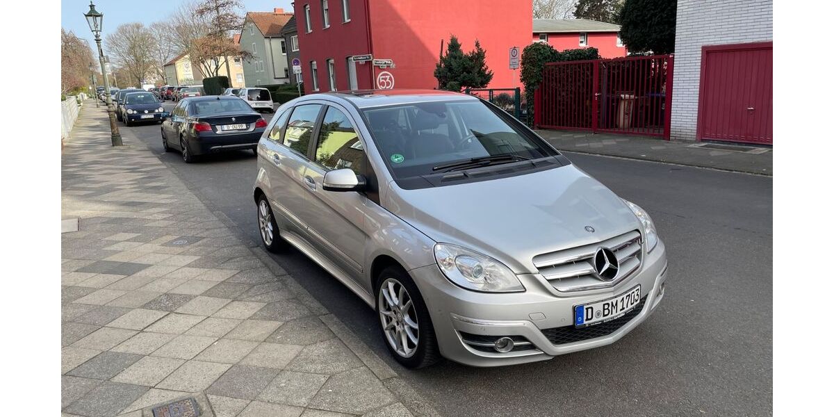 Mercedes-Benz B 180 92.915 km 8.800 &euro; Düsseldorf 40468